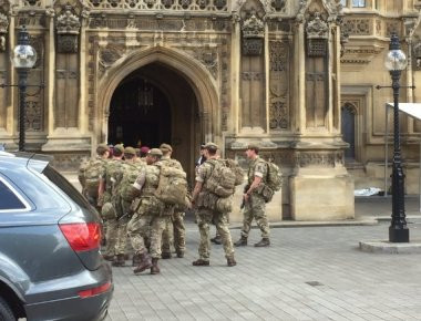 Κλίμα τρόμου! Βαριά οπλισμένοι στρατιώτες έτοιμοι για όλα στους δρόμους του Λονδίνου (φωτό)